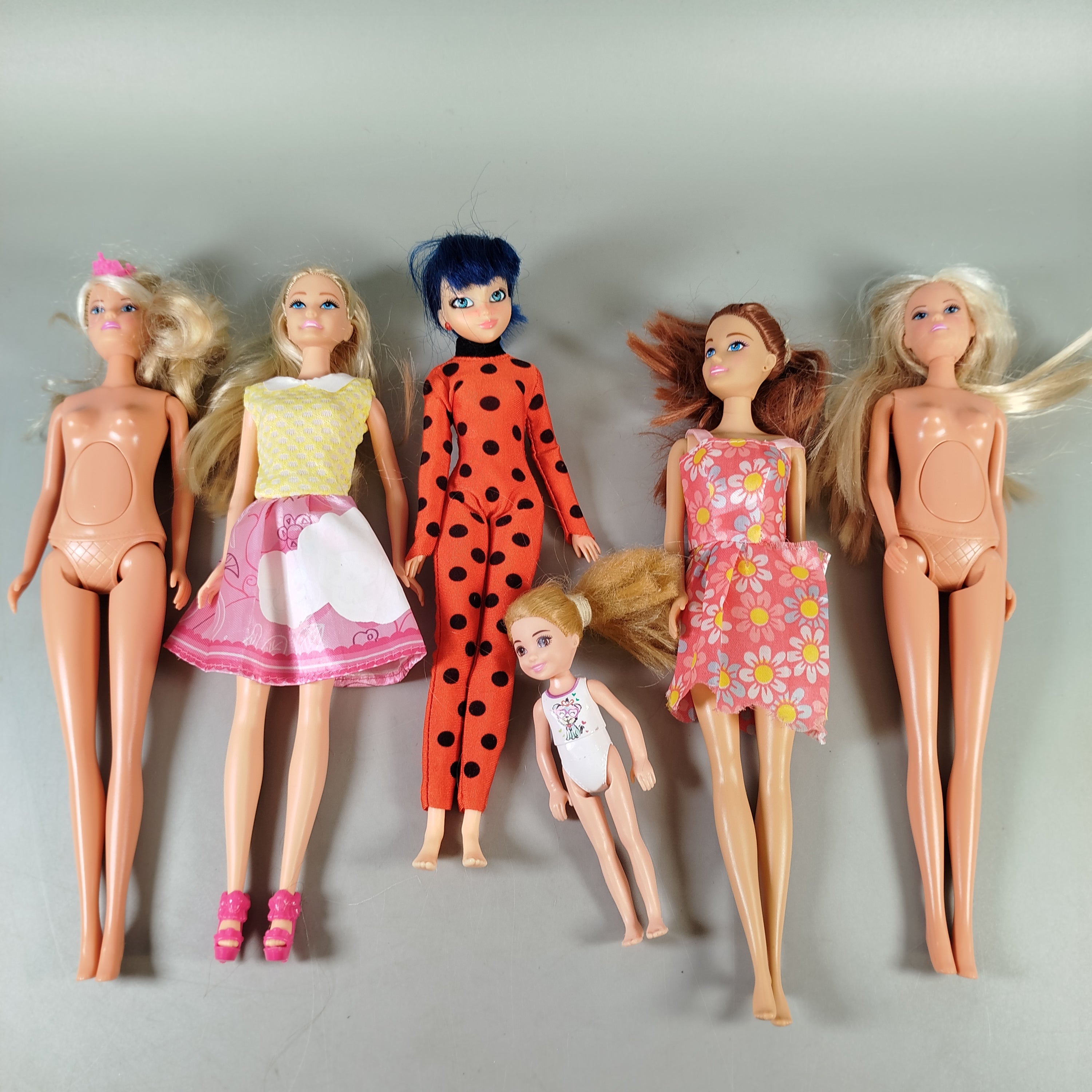 Puppen-Set von 6 – mit Kleidung & Zubehör, gemischt